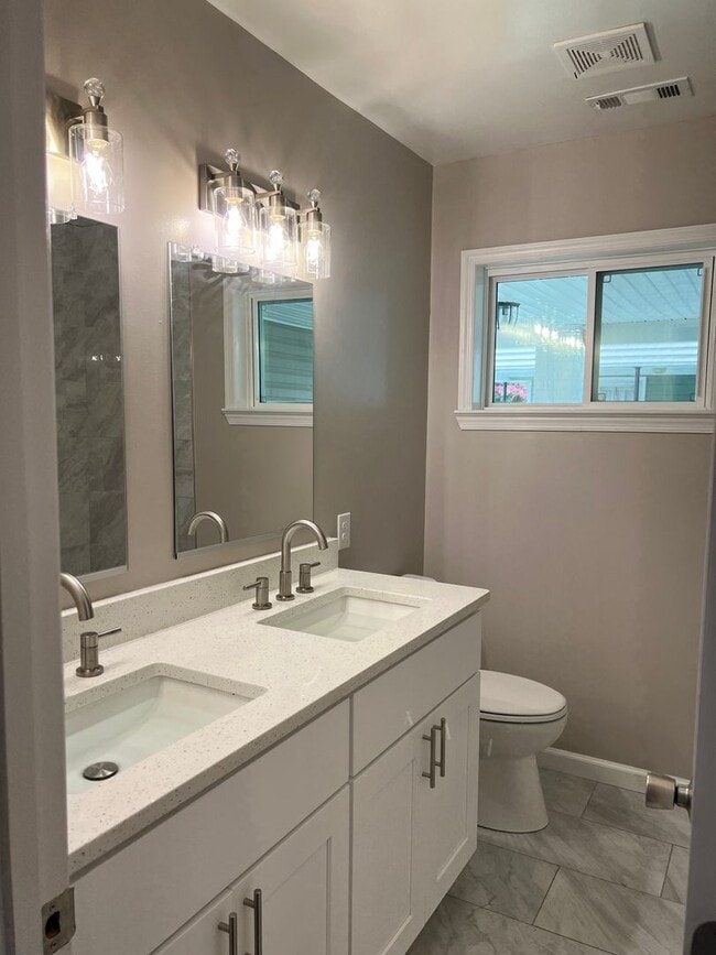 Building Photo - 3 bd, 1 bth single family Virginia Beach