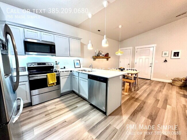 Primary Photo - Move in Special! Condo with Amazing Views ...