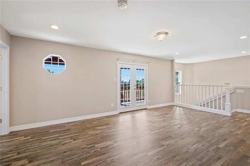 Upstairs Living Room - 8508 Grandview Dr