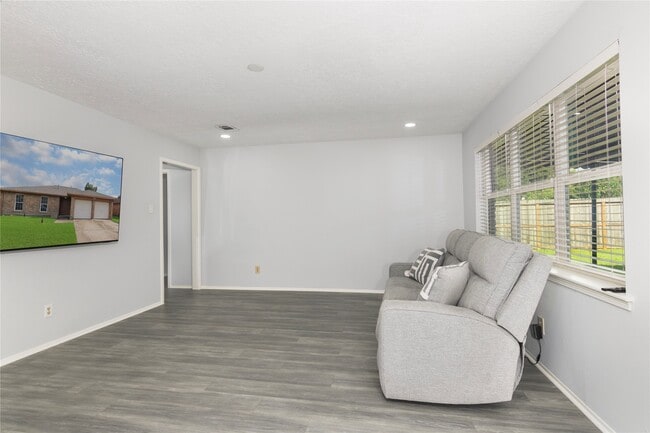 Building Photo - 4158 Bermuda Dr
