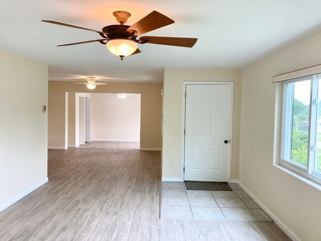 Building Photo - Clean ready to go 2/1 in Beverly Hills!