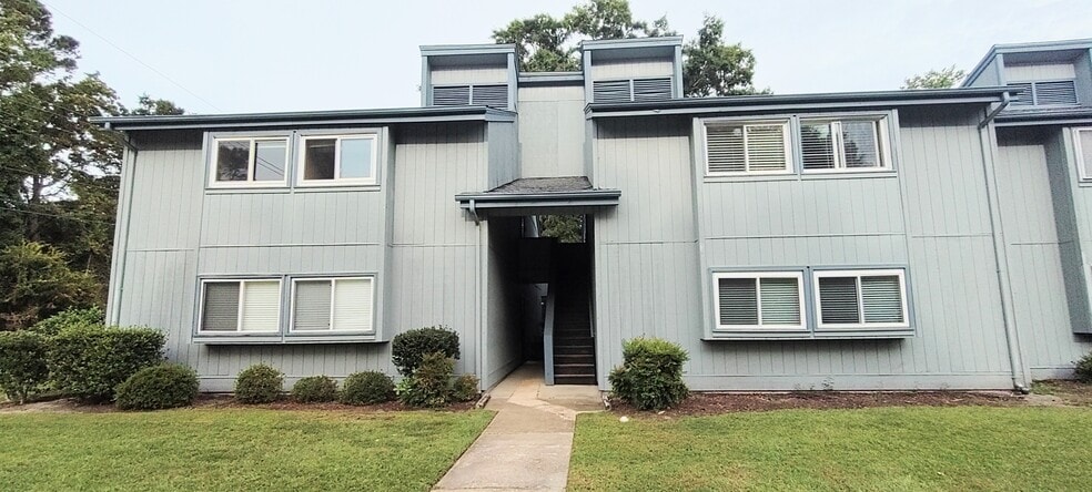 Primary Photo - 10301 N Kings Hwy