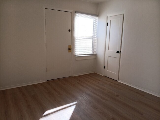 Building Photo - 412 Harvard Dr SE