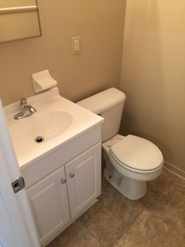 Building Photo - Condo in Shelbyville!