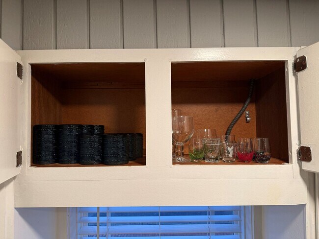 Building Photo - 1515 1/2 S Carson Ave