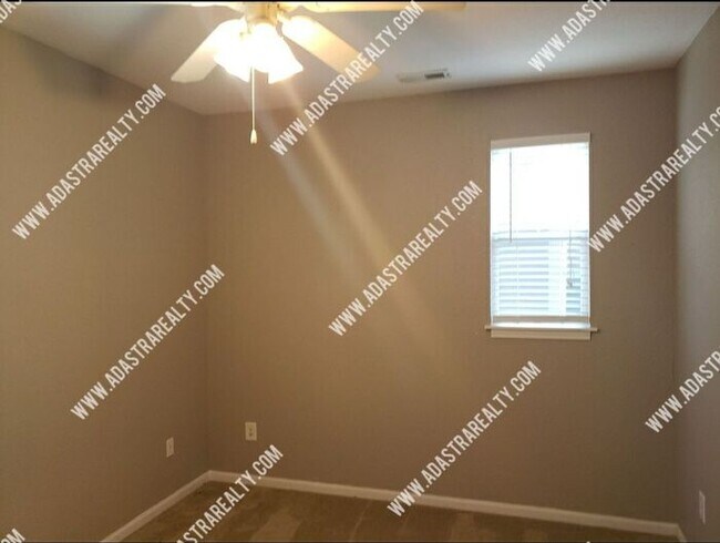Building Photo - Spacious Remodeled 2 Bed/2 Bath in Lawrenc...