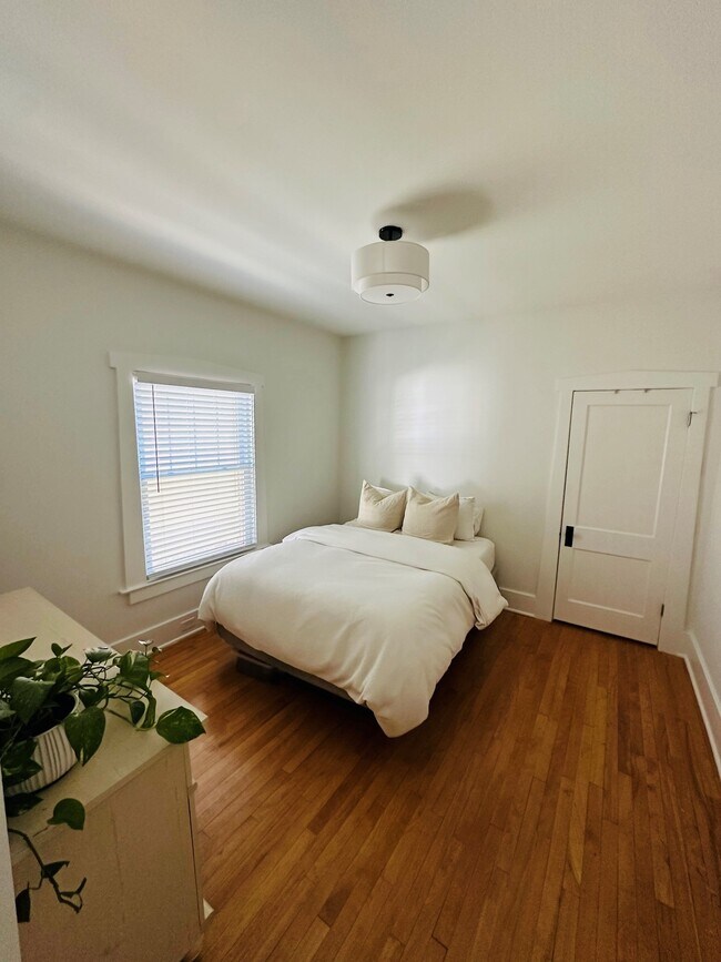 Building Photo - 1625 Wealthy St SE