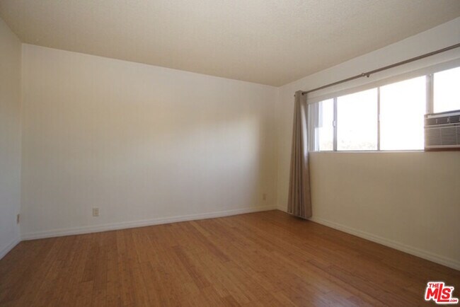 Building Photo - 1033 6th St