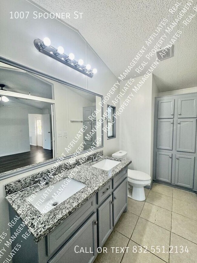 Building Photo - 1007 Spooner St