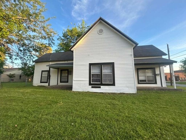 Building Photo - 426 N Clements St