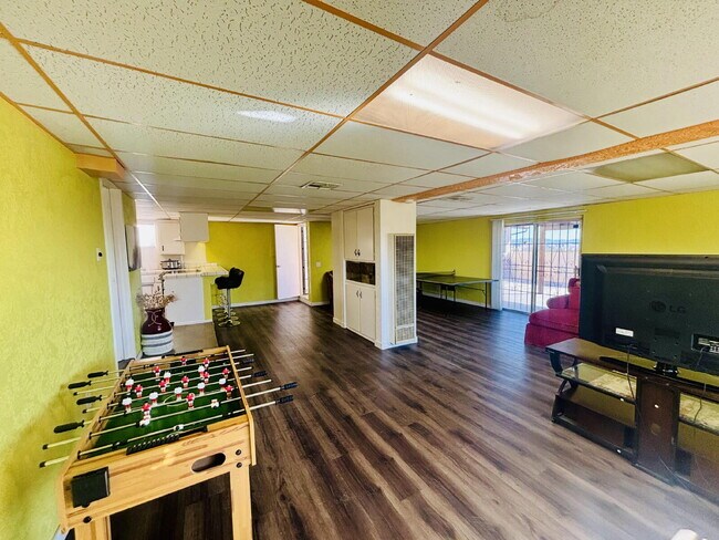 Building Photo - 4 bedrooms, 2 kitchens, 2.5 bathrooms, lau...