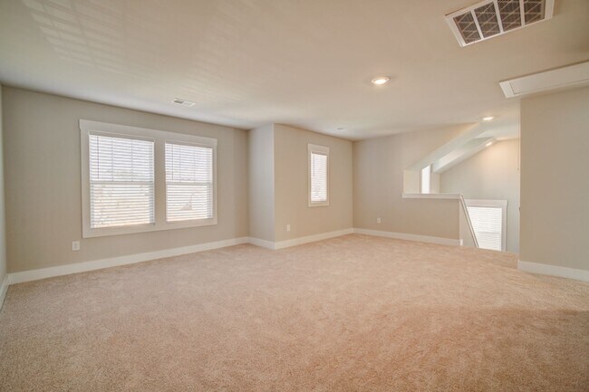 Building Photo - Gorgeous 4 BR, 3BA, Home with Loft, and 2 ...
