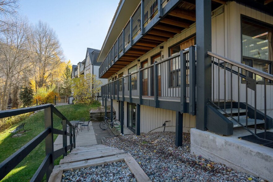 Building Photo - 900 E Hopkins Ave