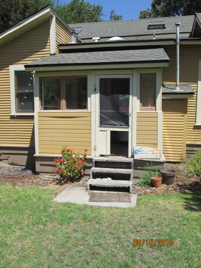 Building Photo - Charming 2 Bedroom, 1 Bathroom with loft n...