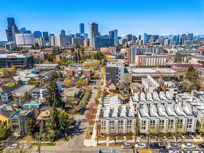 Building Photo - 2bd/1.75ba Seattle Townhome