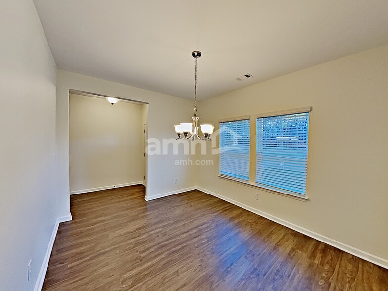 Building Photo - 553 Camp dr