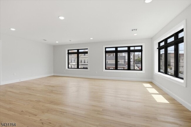 Building Photo - 281 Maple St