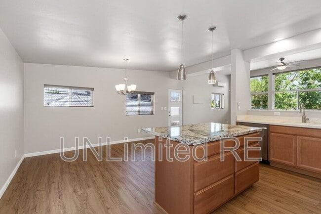 Building Photo - 3948 E Del Rio Dr