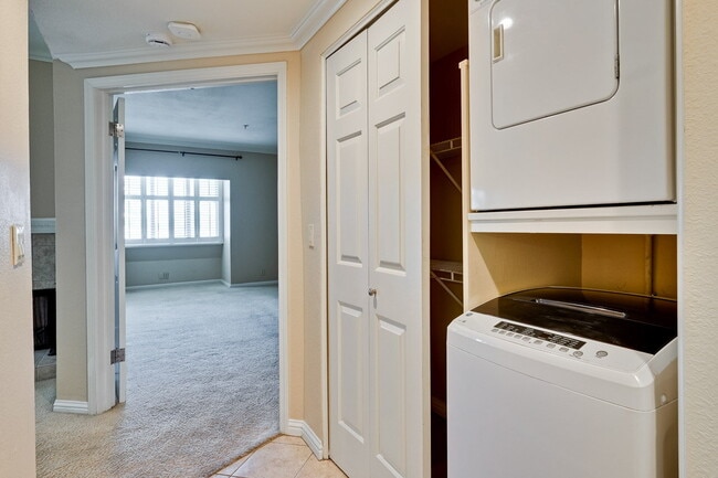 Building Photo - Large, Comfy 2BR, 2BA Condo with Convenient Location