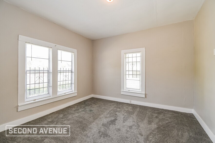 Building Photo - 1740 W 10th St