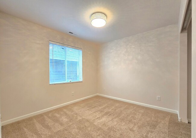 Building Photo - 3 Bedroom Home in Everett Available Now!