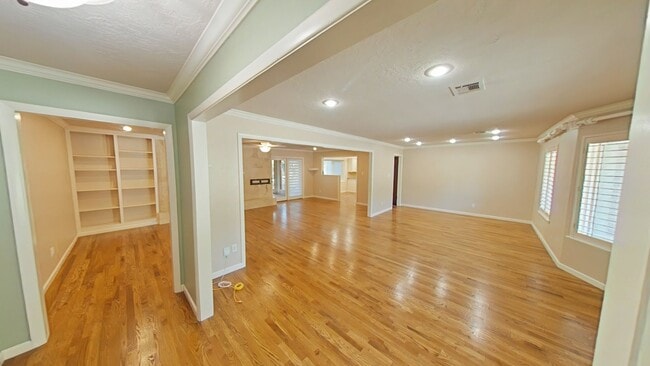 Building Photo - 709 NW Heinzwood Cir