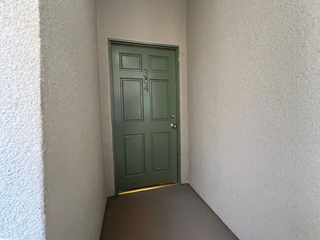 Building Photo - **555 Maine Ave #304 Long Beach** 3 bedroom 2 bath condo less than 5 miles from the beach