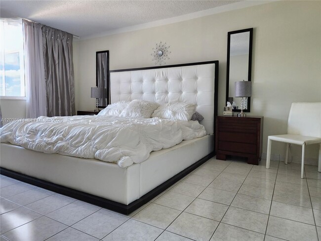 Building Photo - 2030 S Ocean Dr