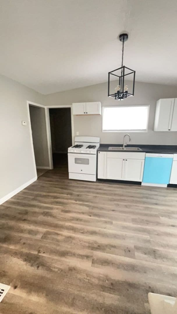 Building Photo - Spacious Newly Renovated 4 Bed 2 Full Bath Home Located Near Downtown!