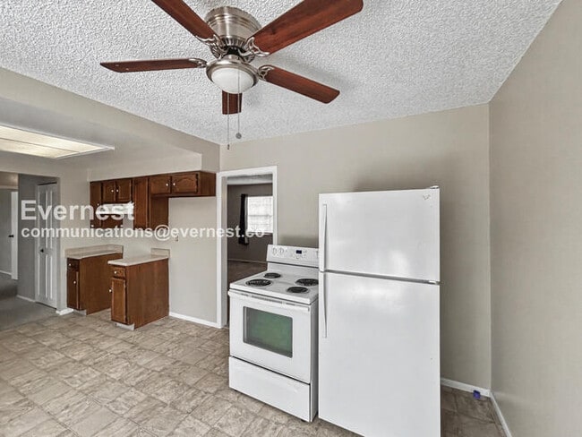 Building Photo - 3 Bed, 2 Bath Home with Fenced Yard & Garage / Available Now!