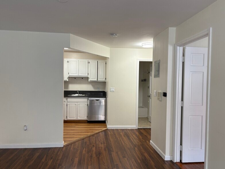 Building Photo - 2028 Bergen St