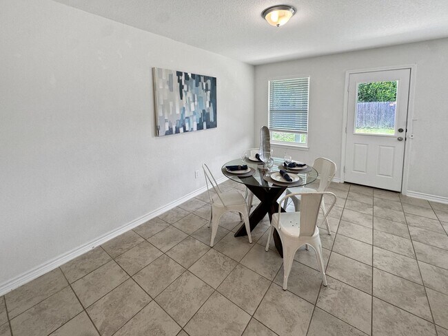 Building Photo - New Braunfels gem