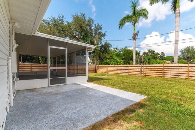 Building Photo - Spacious, Pet Friendly, 2 Bed Home with La...