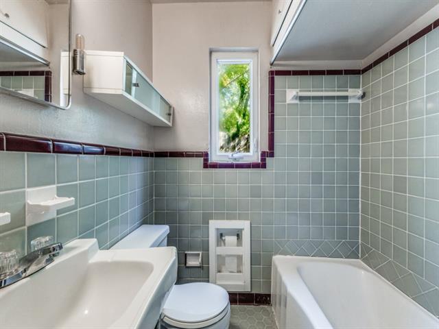 Building Photo - 9127 San Fernando Way