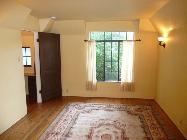 Building Photo - 2057 N Las Palmas Ave