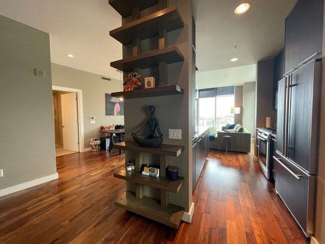 Building Photo - Incredible 1Bd/1Ba Fully Furnished Condo in the Pearl!!!! Corner Unit with Spectacular Views & Ga...