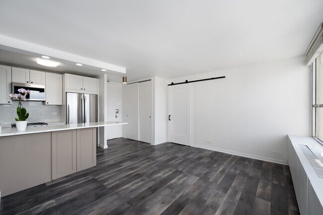 Building Photo - 2626 N Lakeview Ave