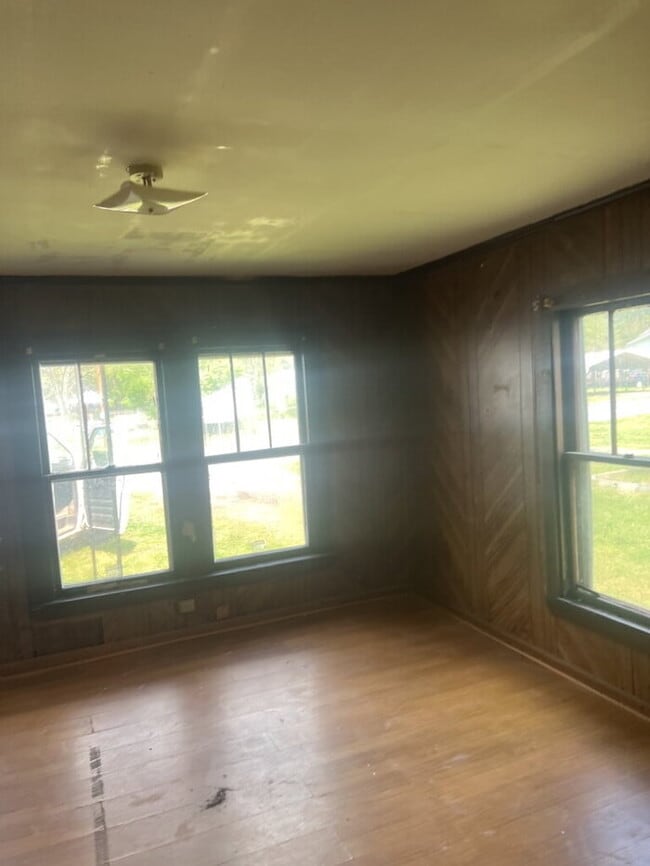 Building Photo - "Charming 2-Bedroom Retreat in Laurens - Perfect Comfort Awaits!"