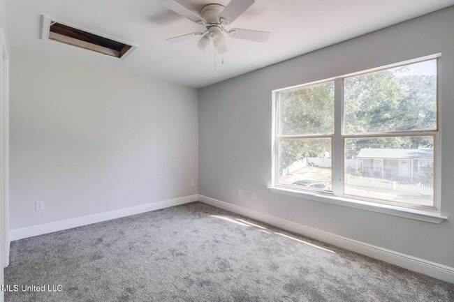 Building Photo - 233 Milray Ln