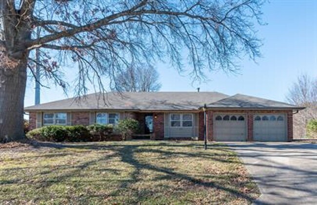 Building Photo - PRE-LEASING! Southeast Springfield 3 Bedroom, 2 Bathroom