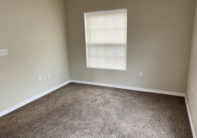 Building Photo - "Spacious 4-Bed Townhouse in Fort Walton B...