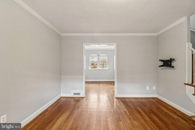 Building Photo - 250 Lynhaven Dr
