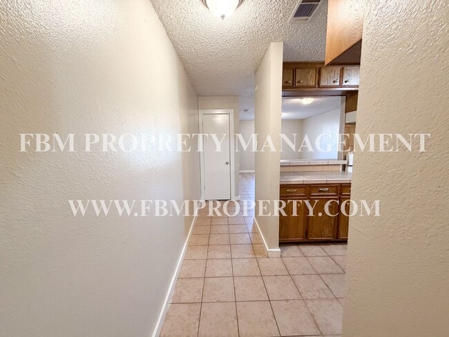 Building Photo - 2541 W Sycamore Ave