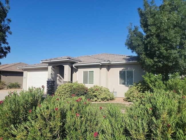 Building Photo - 4 Bedroom St. George Home with Bonus Room....