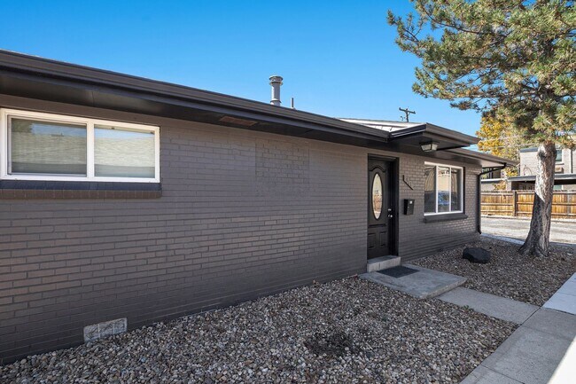 Building Photo - Hale neighborhood duplex w/large patio for...