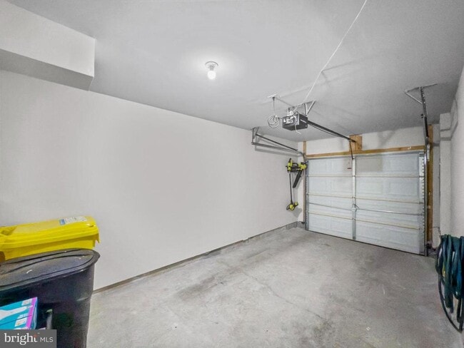 Building Photo - 7425 Willow View Ln