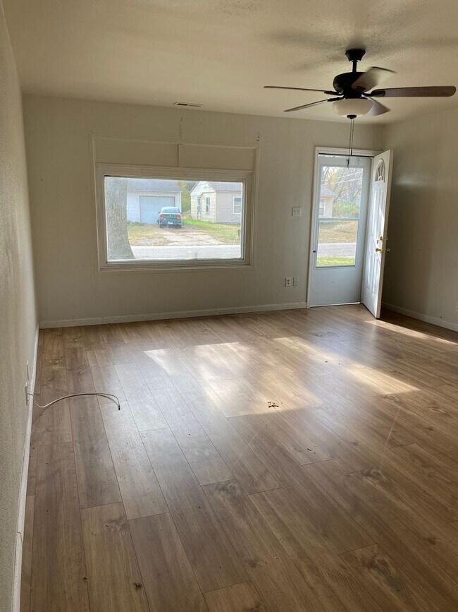 Building Photo - LIMITED TIME**NO APPLICATION FEE**1/2 OFF ...