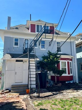 Building Photo - Charming Top Floor Unit with Off-Street Parking