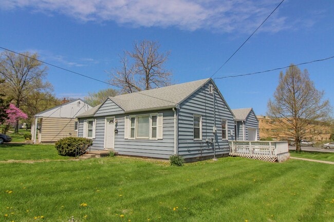 Building Photo - Heart of the Action: Cozy 2 Bed 1 Bath Home