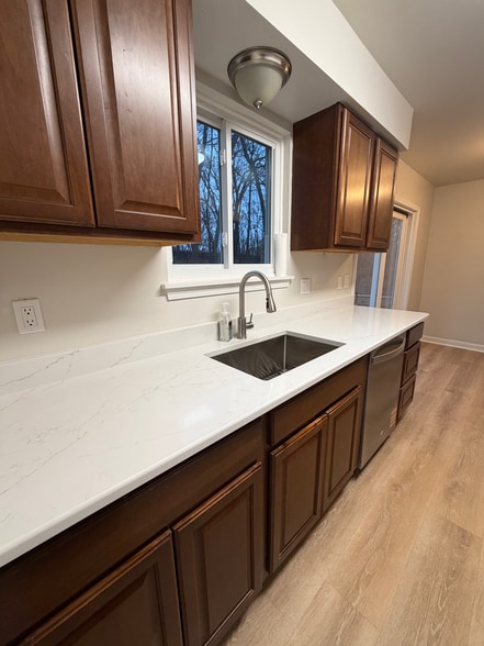 Building Photo - 8060 Mountain Vw